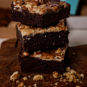 Brownie met karamel en walnoten