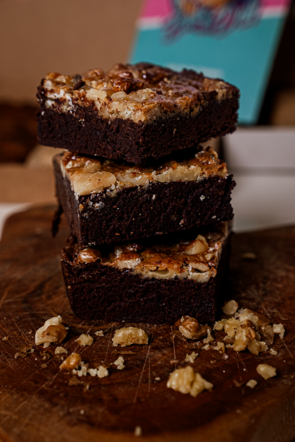 Brownie met karamel en walnoten